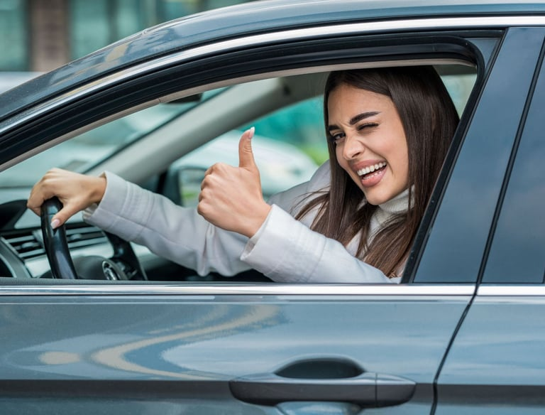 Conductora sonriente al volante
